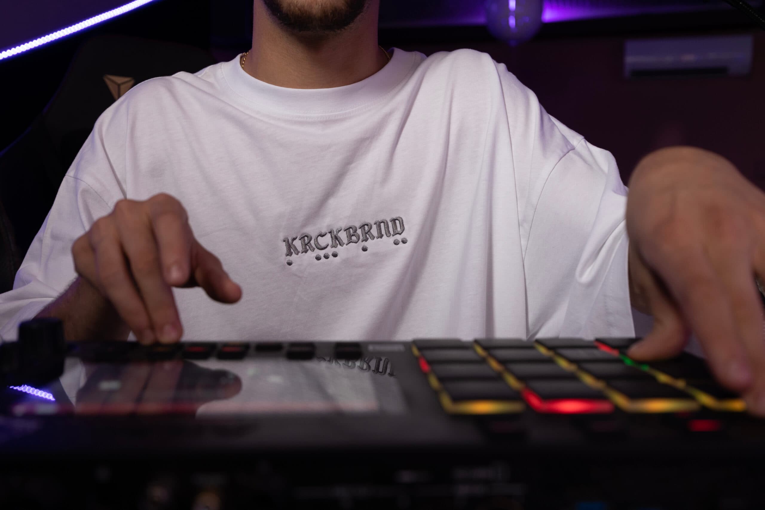 Consolă și monitoare în studio, în timpul unui mix