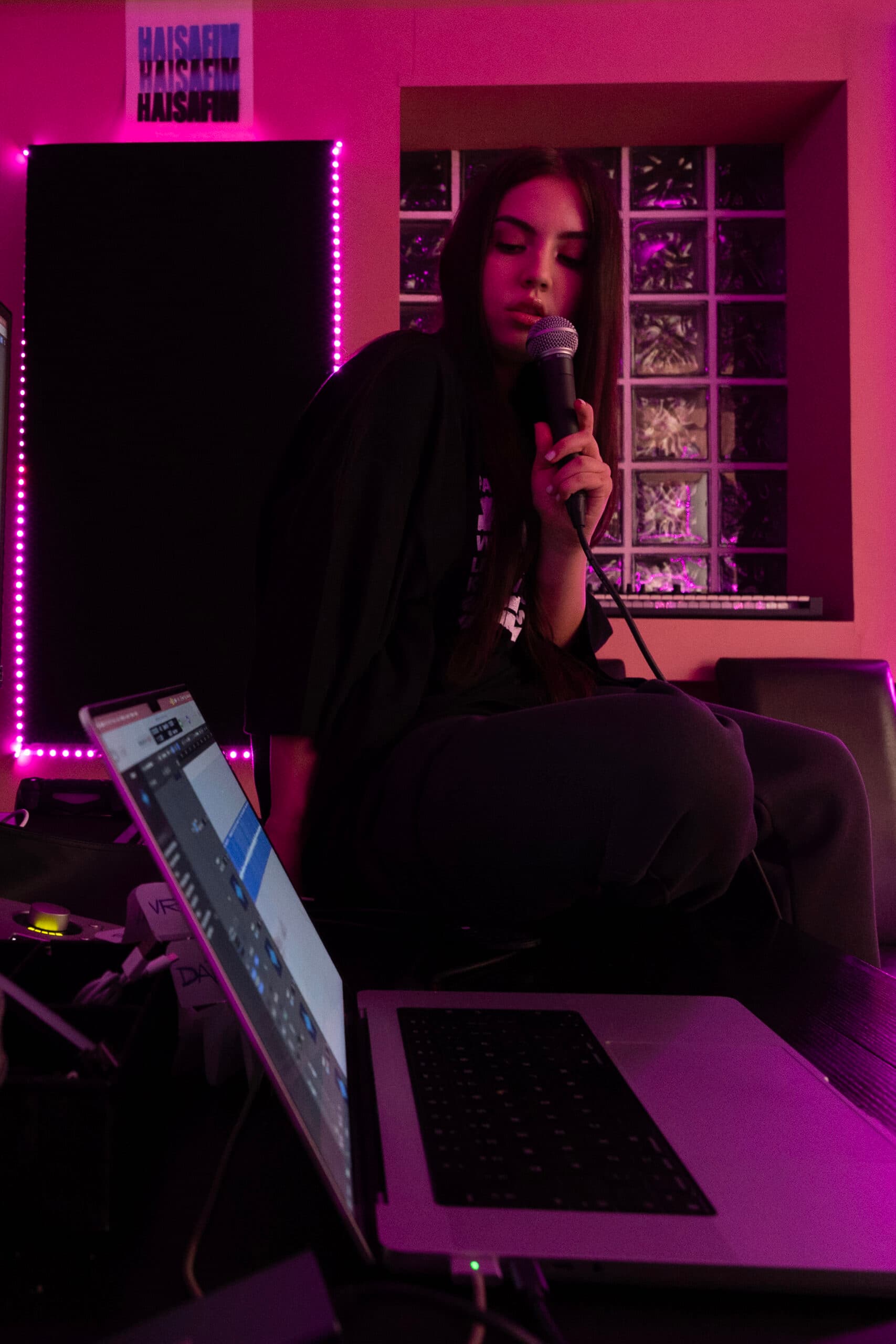Partitură și claviatură în studio