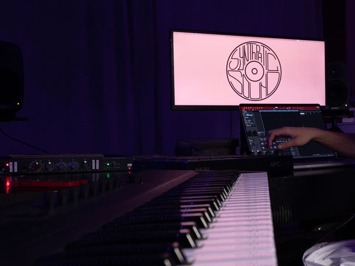Consola și monitoarele de studio Synthpatic Sound